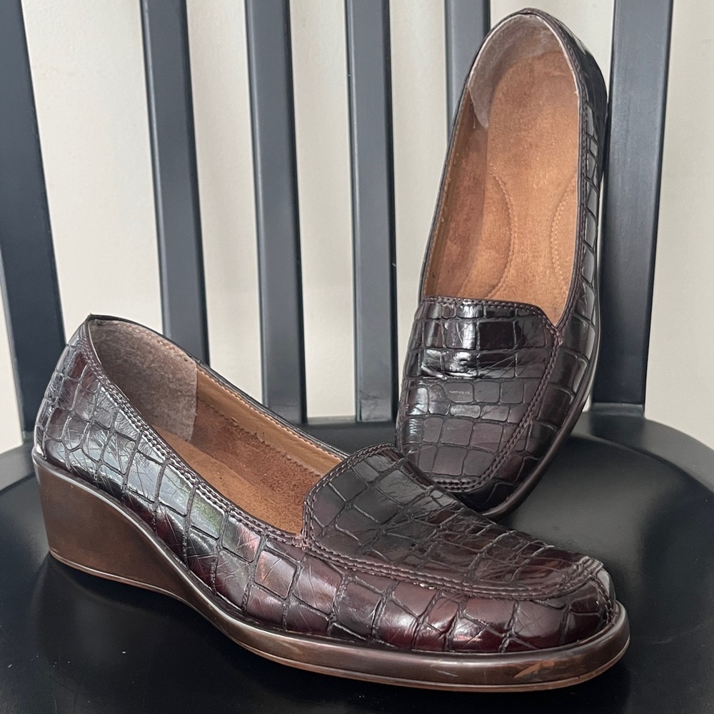 Crocodile Pattern Brown Vegan Leather Wedge Loafers Sz 75